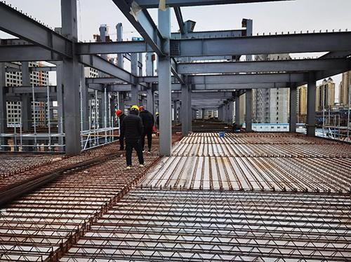 免拆卸鋼筋桁架樓承板安裝現(xiàn)場